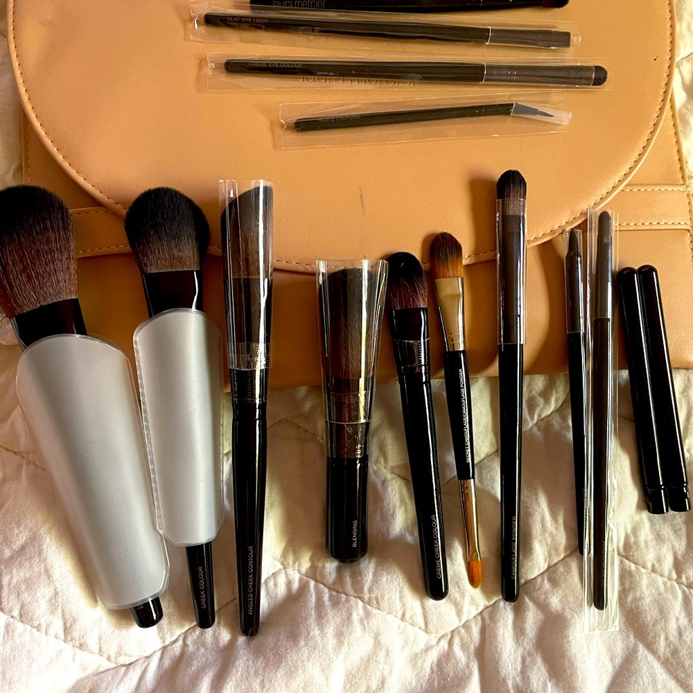 Laura Mercier professional makeup brush set complete never been used
